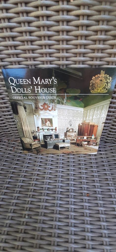 Queen Mary's Dolls' House - Officiële Souvenir Gids, Ophalen of Verzenden, Zo goed als nieuw, Onbekend, Catalogus