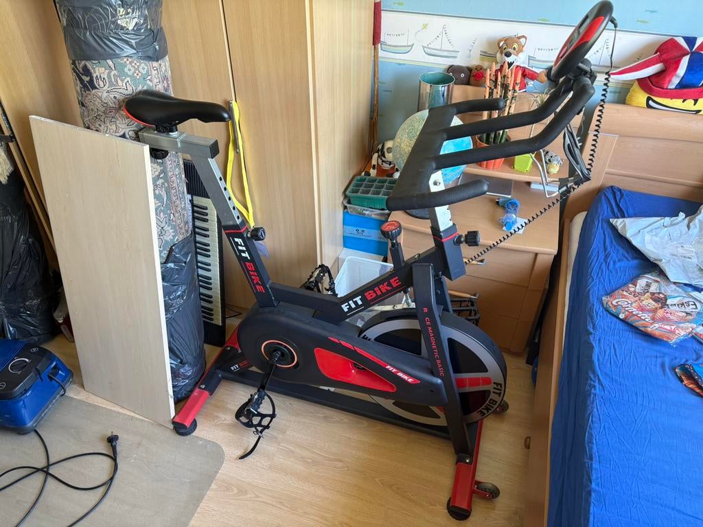 Spinningfiets FitBike Race Magnetic Basic, Sport en Fitness, Ophalen, Buik, Spinningfiets, Zo goed als nieuw