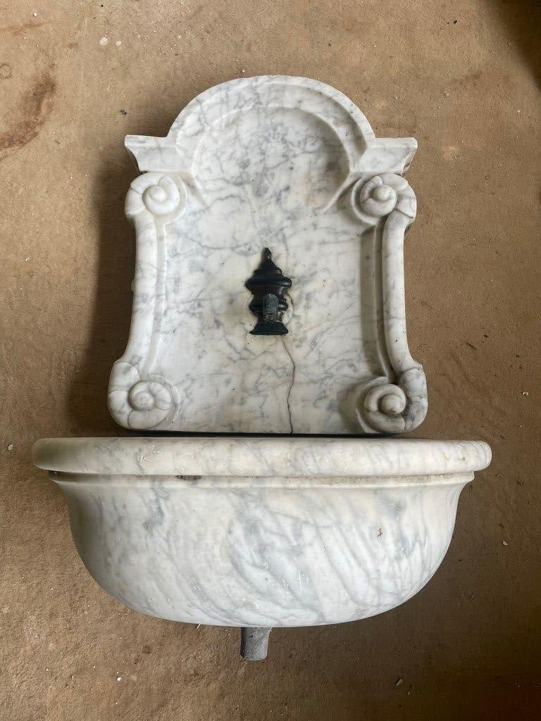 Antieke marmeren fontein–Tweedelig Carrara marmer met kraan, Ophalen