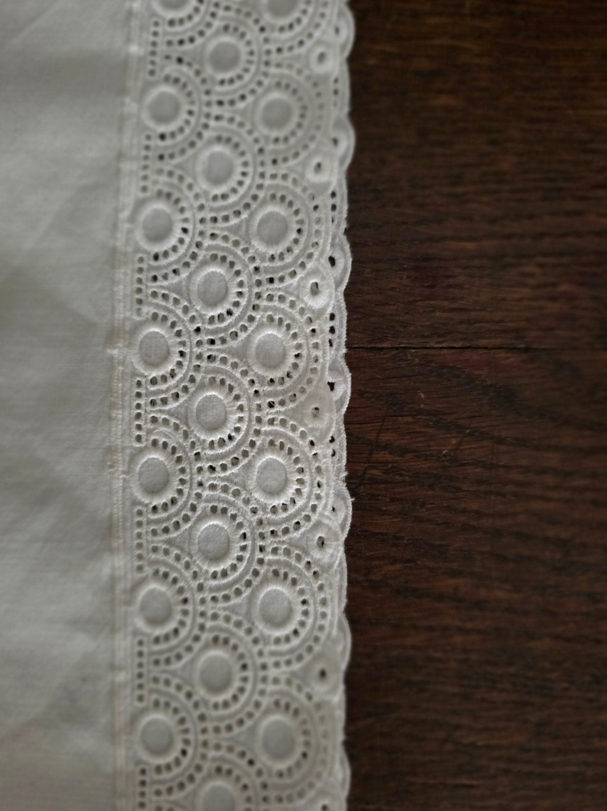 Wit katoenen kussenhoes me randen van broderie anglaise kant, Ophalen of Verzenden