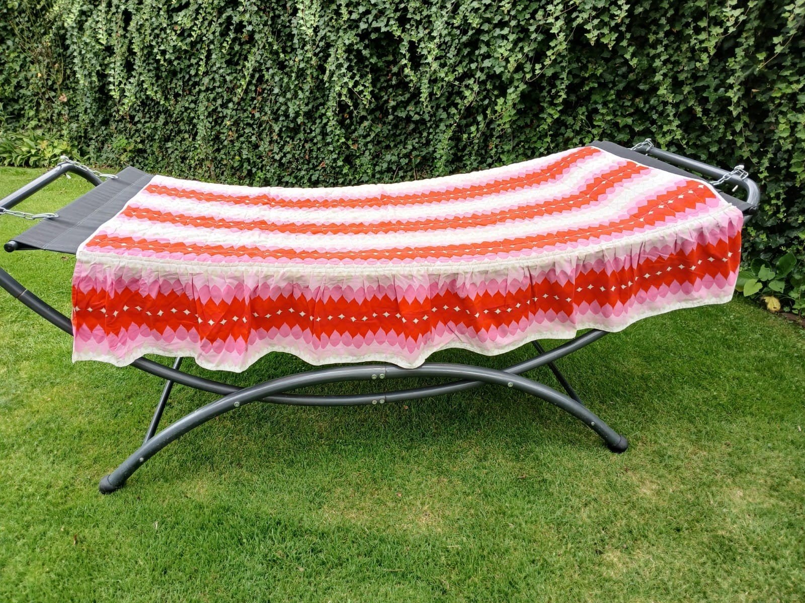 Vintage roze/rode sprei/deken met hartjespatroon, Gebruikt, Eenpersoons, Meerkleurig, Katoen