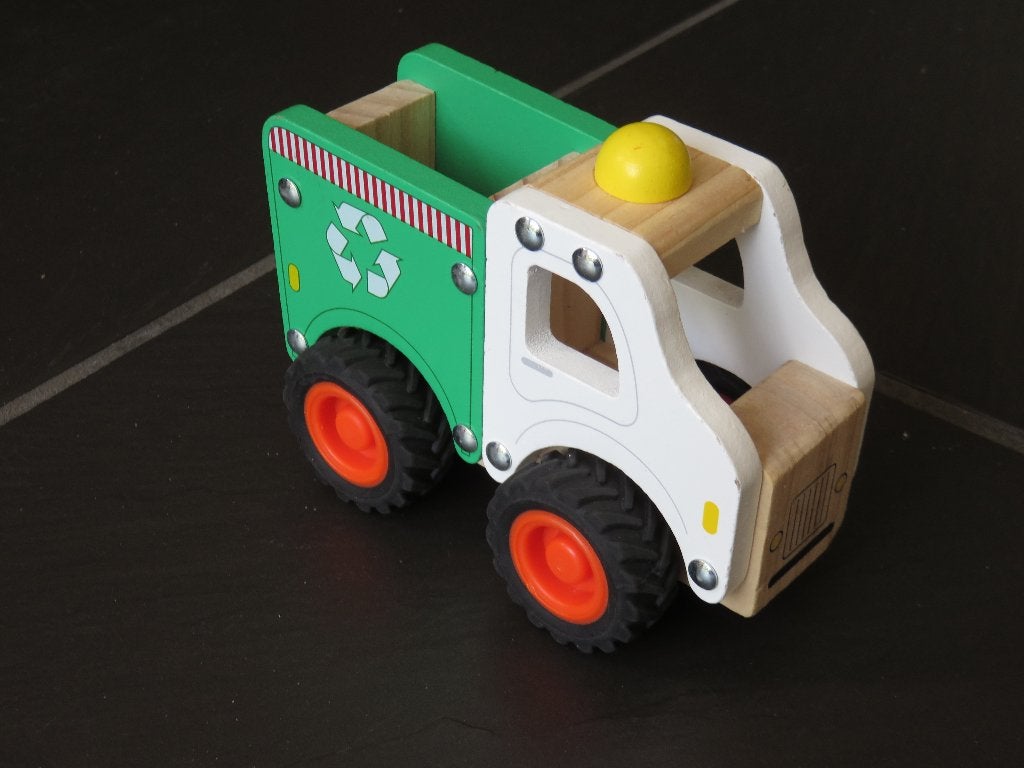 Houten auto vuiliswagen met rubber banden, ca 13cm, Ophalen of Verzenden, Zo goed als nieuw, Overige typen, Met wieltjes