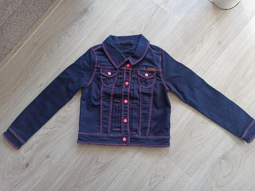 Stoer spijkerjasje met roze stiksels - Maat 116/122, Kinderen en Baby's, Kinderkleding | Maat 122, Gebruikt, Meisje, Ophalen of Verzenden