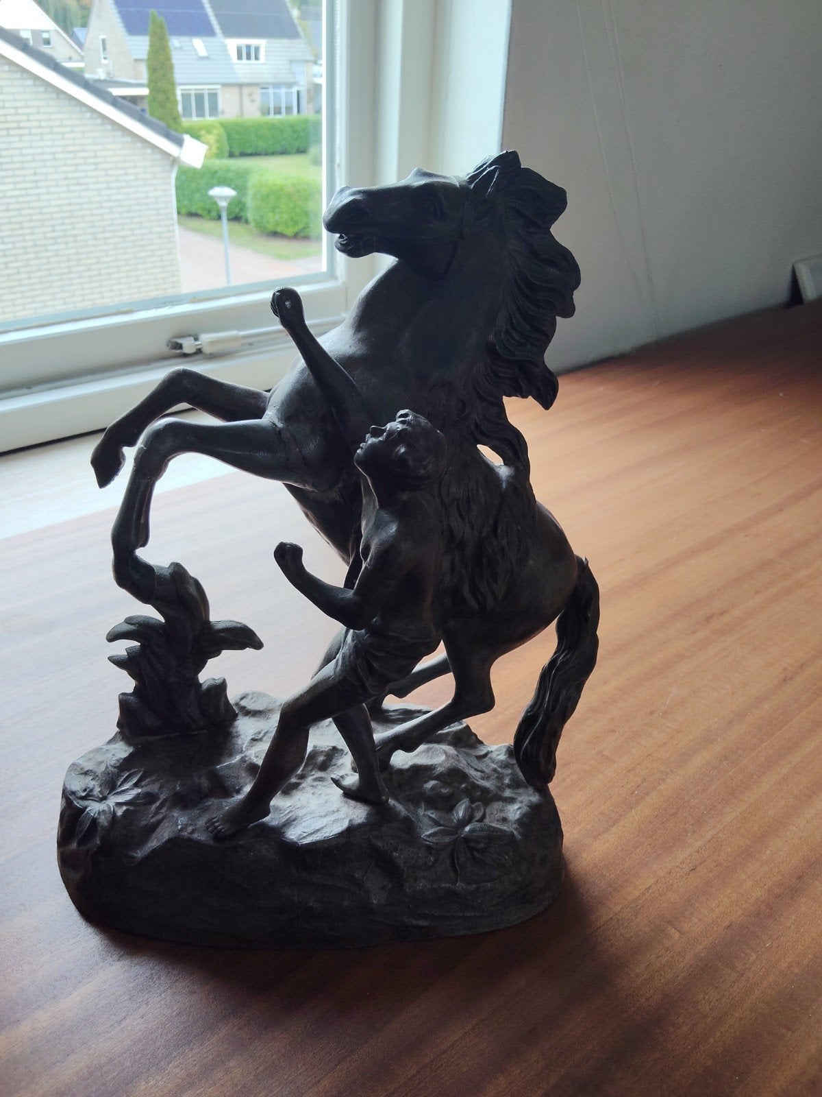 Bronzen beeld: Man en steigerend paard, Gepatineerd, Ophalen of Verzenden, Brons, 20 - 50 cm