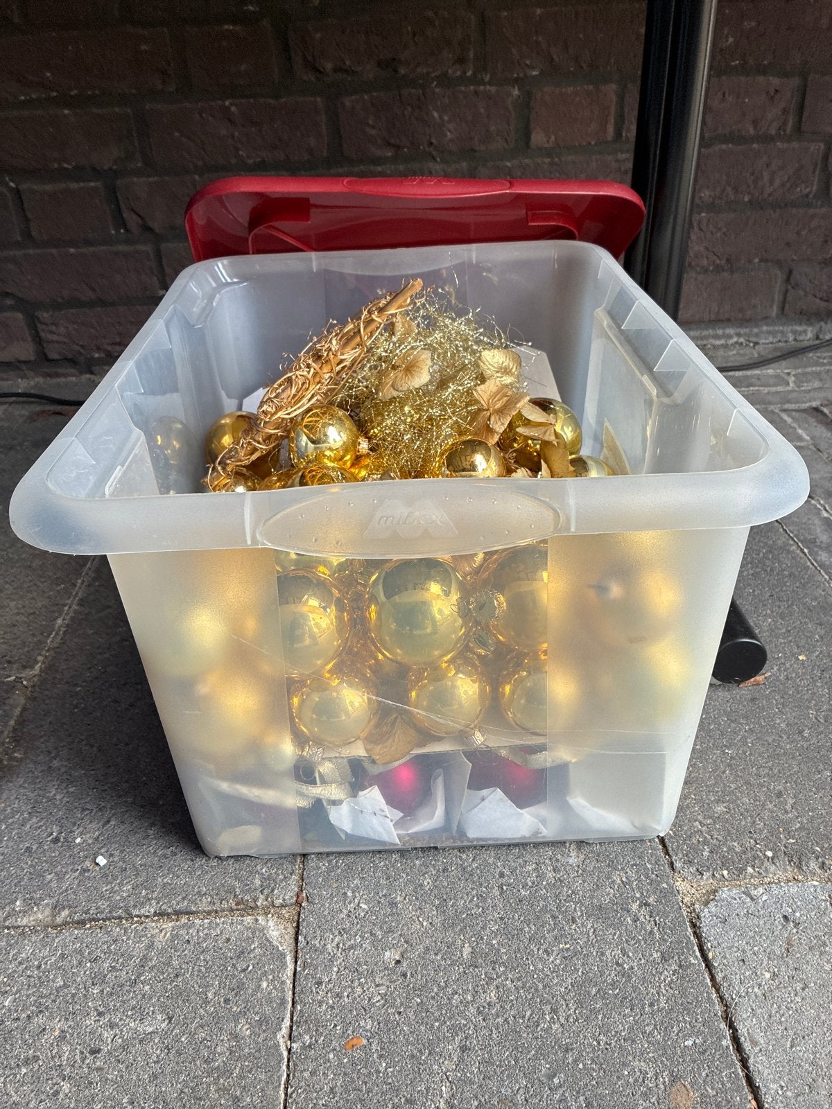 Kerstballen goud en rood met goud, Ophalen