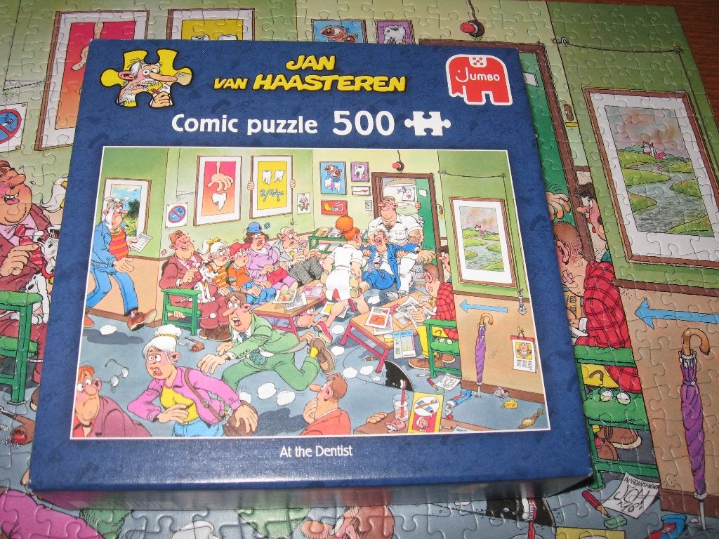 Jan van Haasteren AT THE DENTIST 500 stukjes, Hobby en Vrije tijd, Denksport en Puzzels, Ophalen of Verzenden, 500 t/m 1500 stukjes