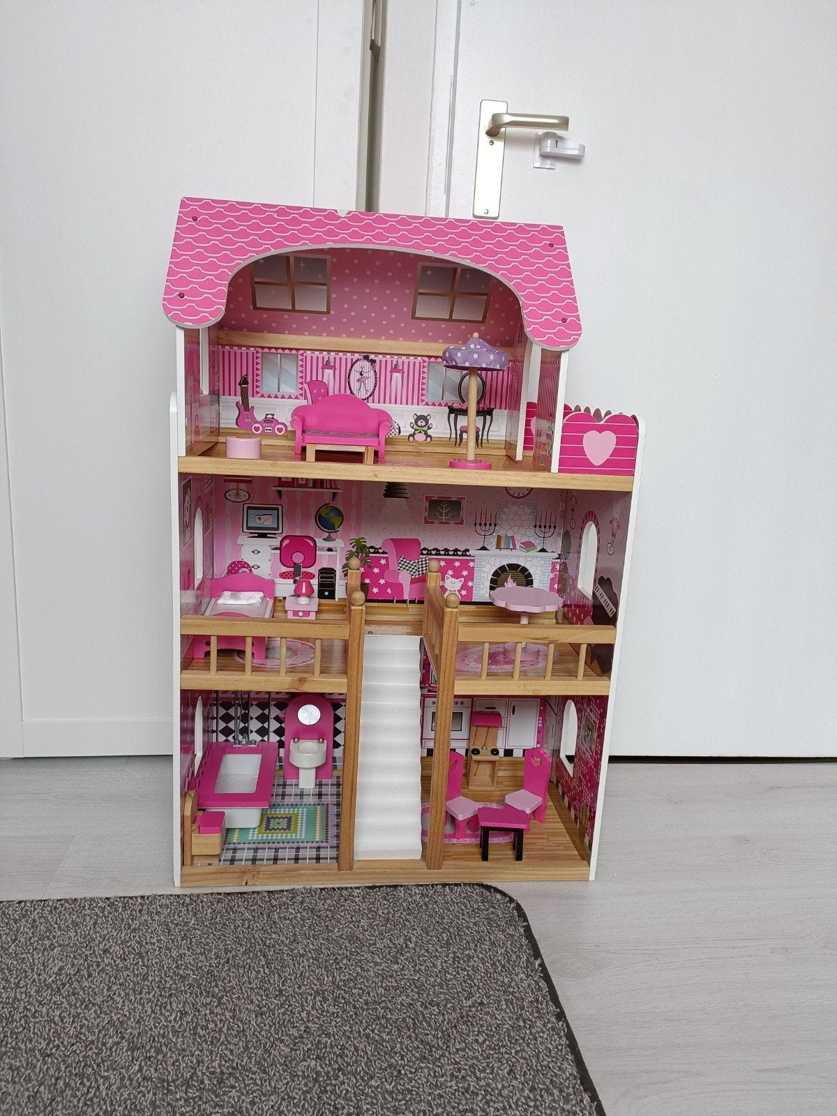 Grote houten poppenhuis  / Barbiehuis met meubels, Kinderen en Baby's, Ophalen, Gebruikt, Poppenhuis