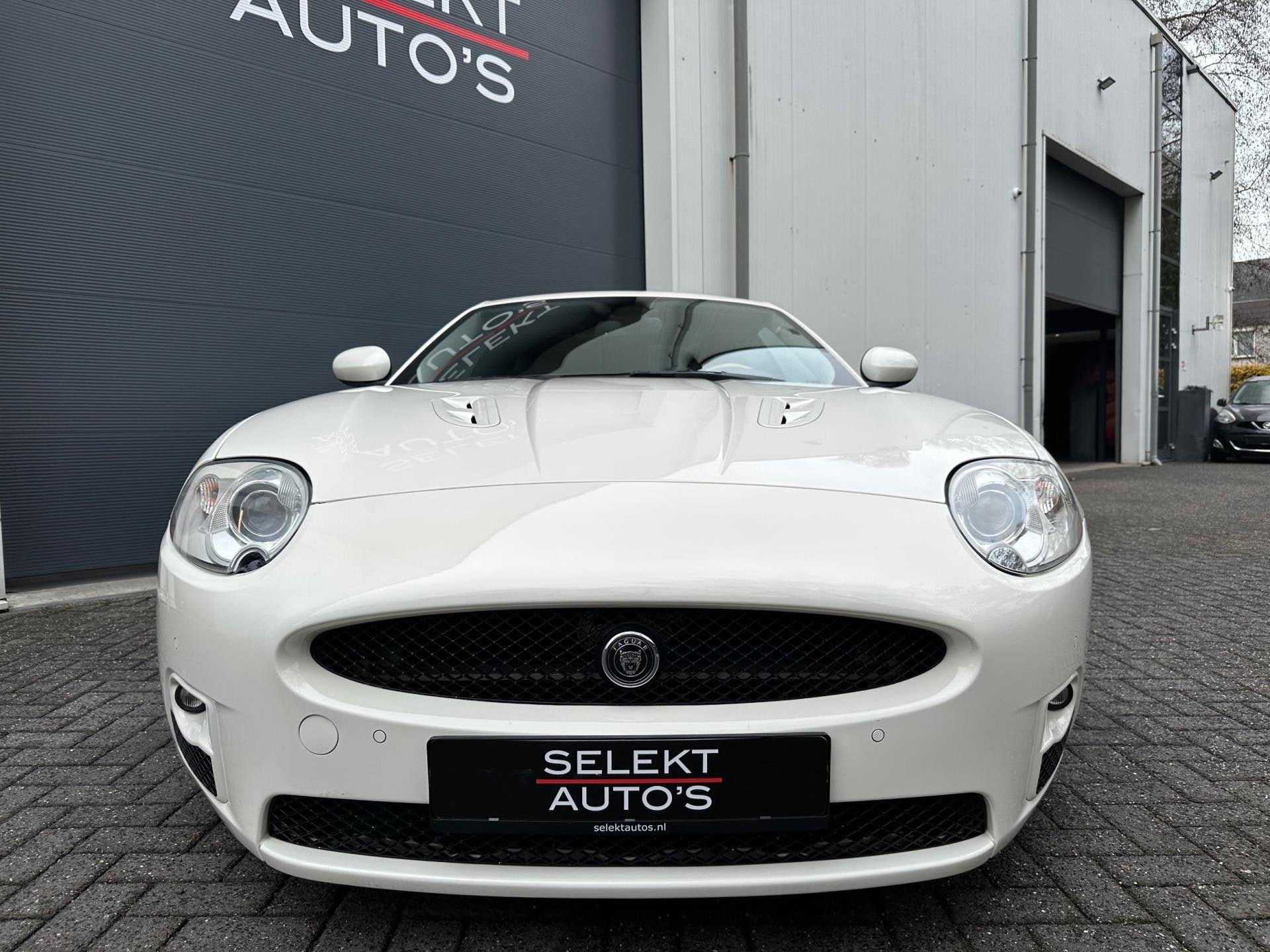 Jaguar XKR 4.2 V8 Coupé 416 Pk Supercharged Youngtimer Navi, Auto's, Jaguar, Dealer onderhouden, Gebruikt, Wit, Bedrijf