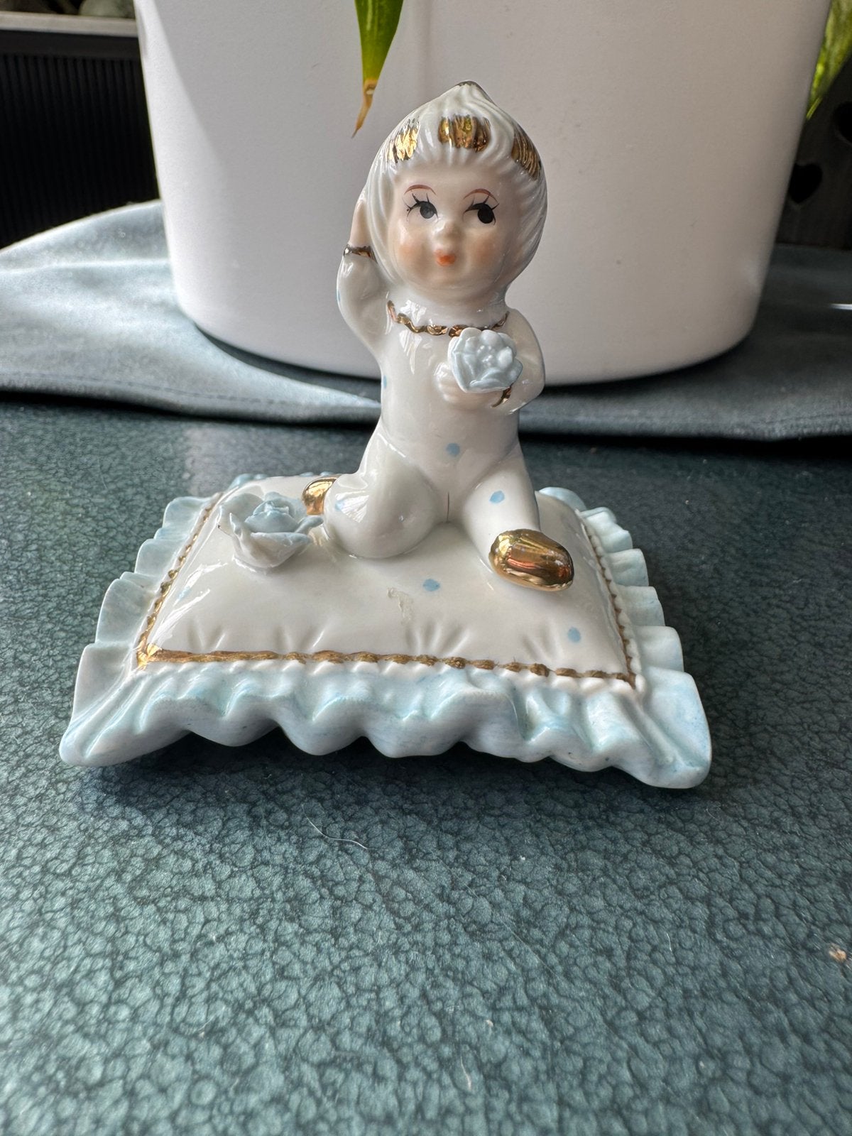 Vintage Porseleinen Beeldje: Biddend Kindje op Kussen, Antiek en Kunst, Ophalen of Verzenden