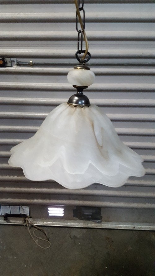 Hanglamp van messing met wit bruine glazen kap, Ophalen of Verzenden, 'T Olde Gre-j, Info@toldegrej.nl, Endepoelstraat 20f Didam
