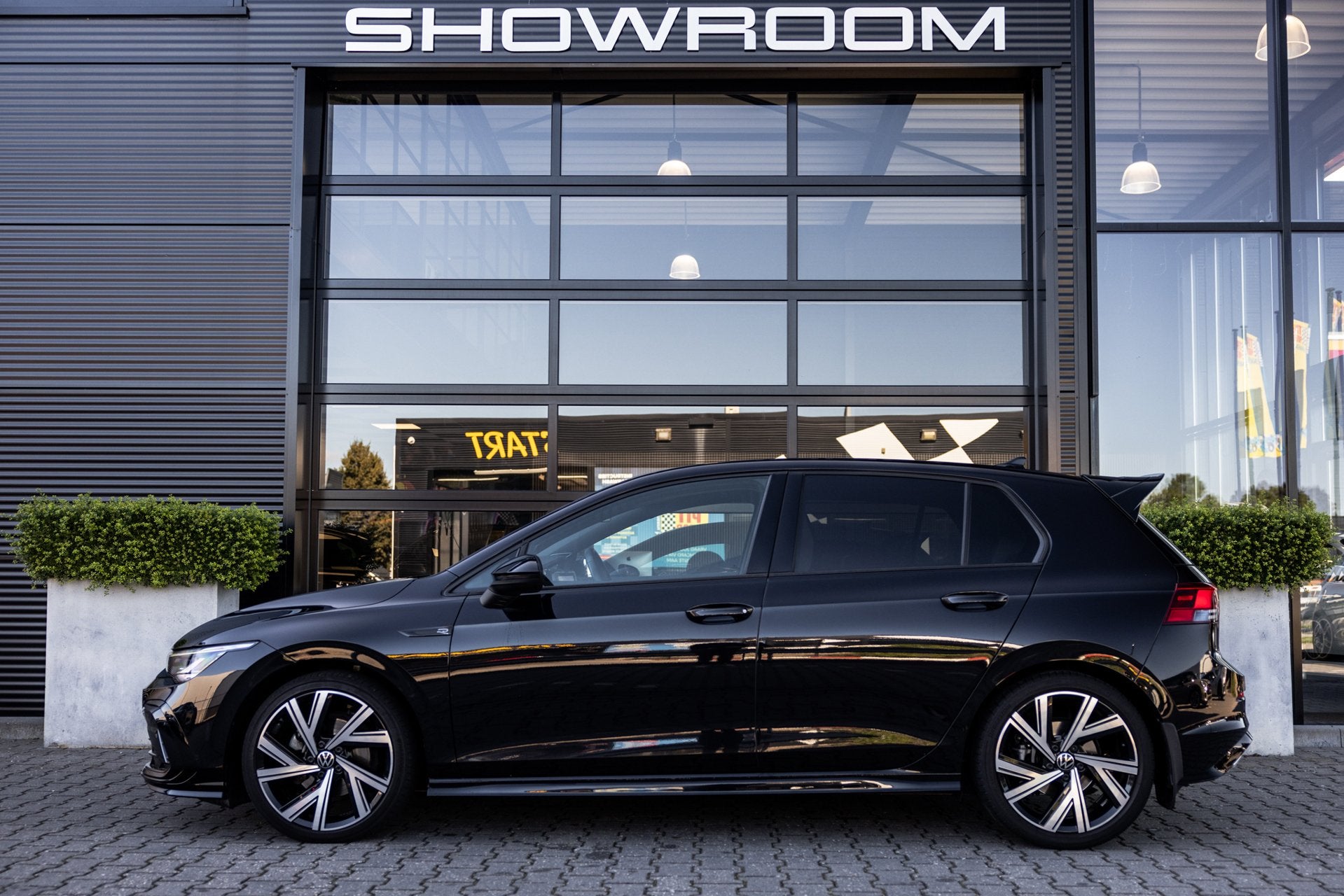 Volkswagen Golf 1.5 eTSI 3 x R-Line, HUD, Trekhaak, H&K, Stu, 4 cilinders, 150 pk, Automatische klimaatregeling, Zwart