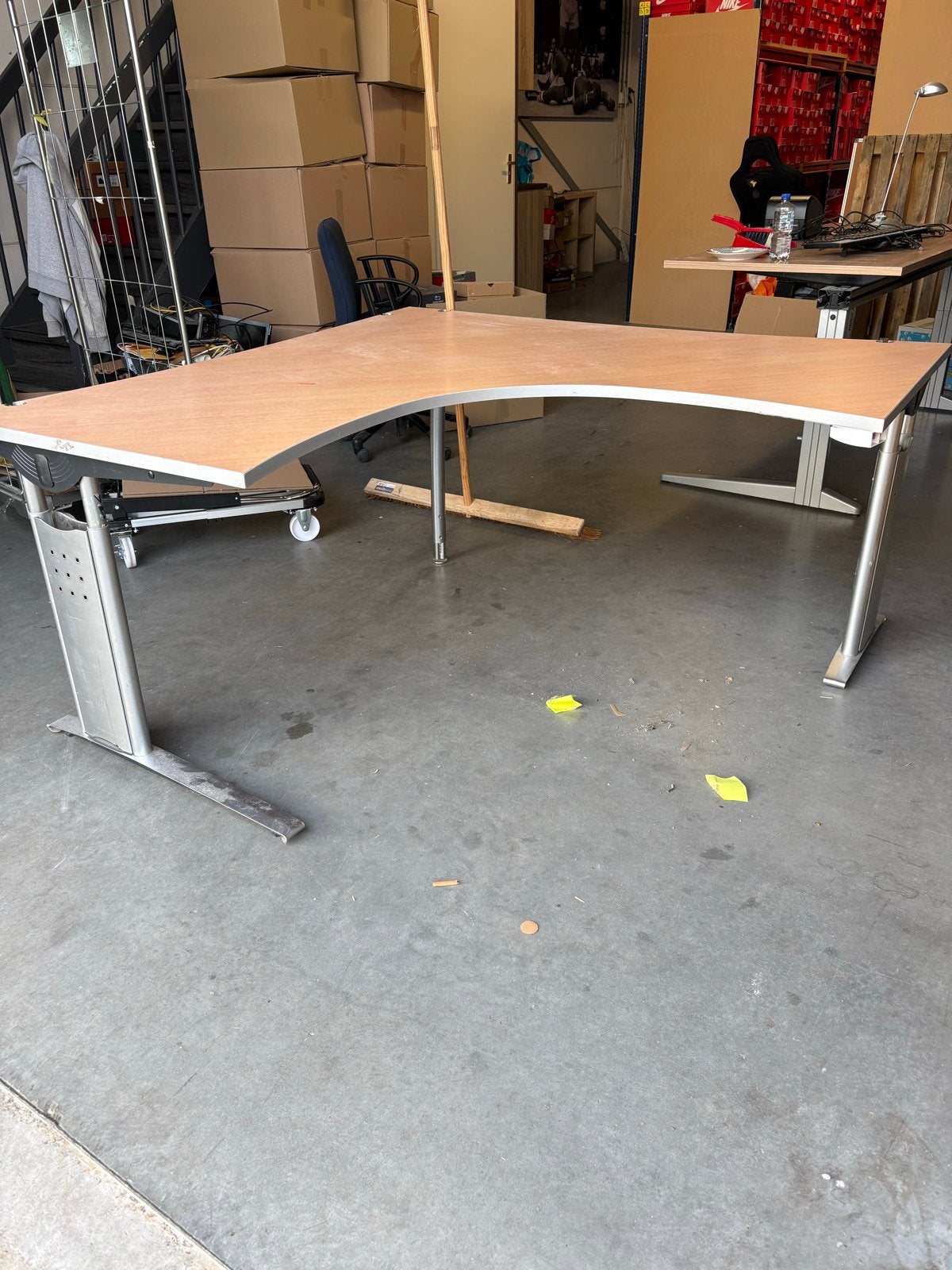 Hoekbureau met metalen onderstel - Gebruikt, Huis en Inrichting, Gebruikt, Bureau, Bureau, Metaal