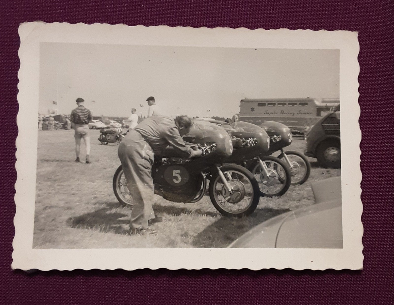 Jaren '50 TT Assen paddock foto Suzuki Racing Service, Ophalen of Verzenden, Zo goed als nieuw, Motoren