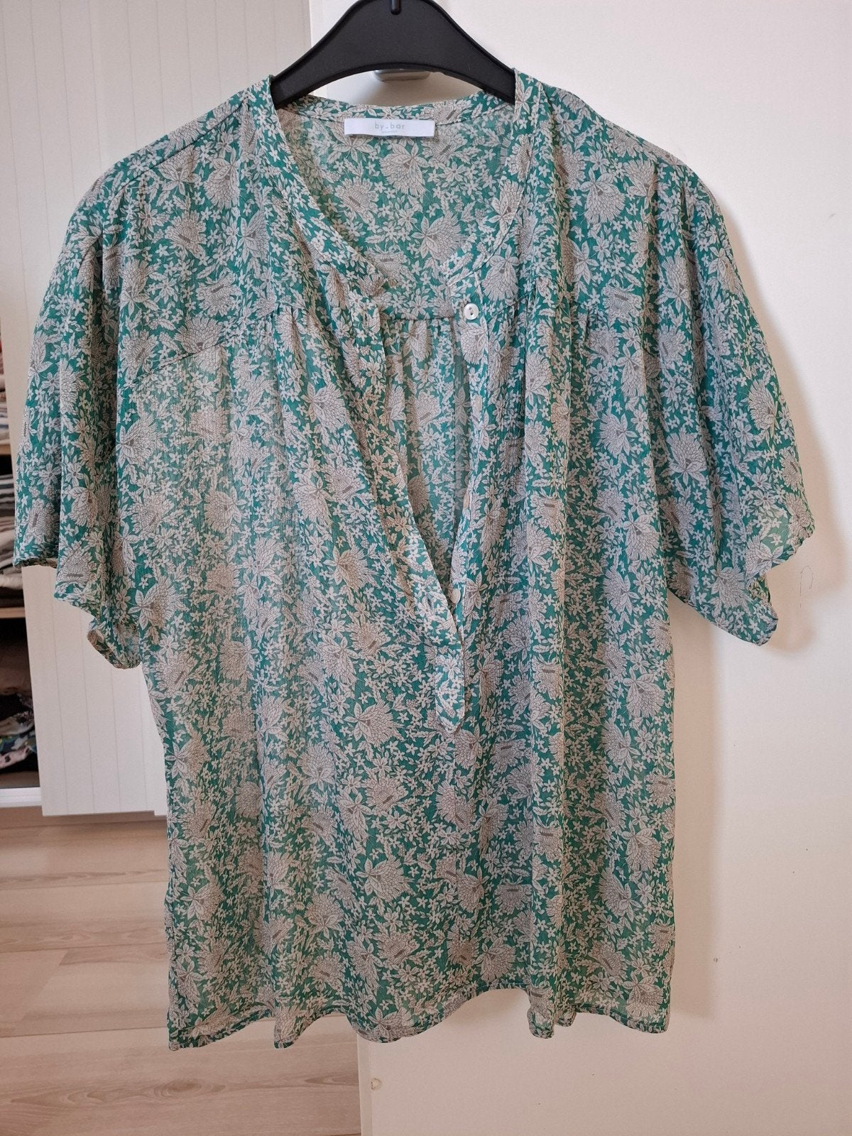 By-Bar Amsterdam Blouse Maat L - Groen met bloemenprint, Maat 42/44 (L), Ophalen of Verzenden, Zo goed als nieuw, By-Bar Amsterdam