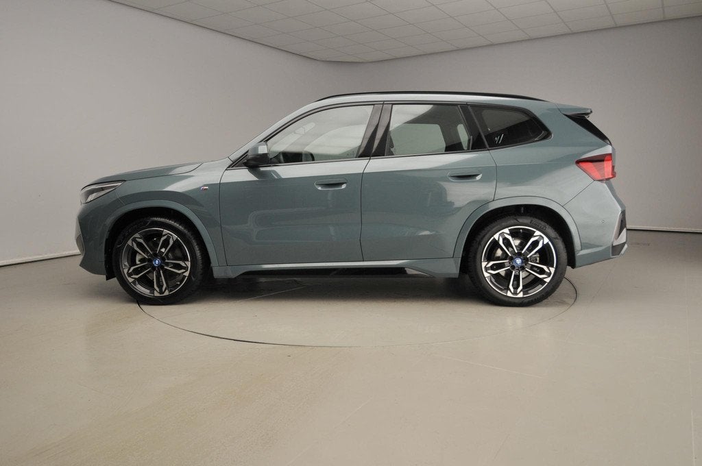BMW iX1 xDrive30 | M-Sportpakket | LED | Leder | Navigatie |, Auto's, BMW, Zwart, Met garantie (alle), 33 min, Vierwielaandrijving