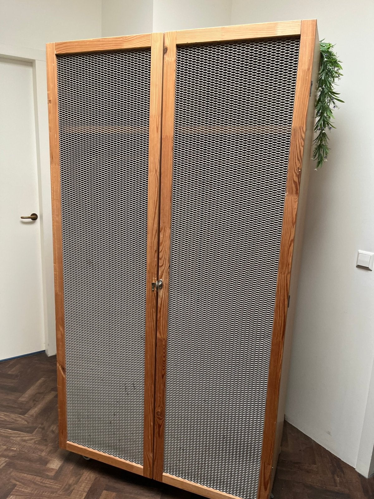 Ikea kast op wielen , ijzeren/gaas deuren gratis, Ophalen, Zo goed als nieuw