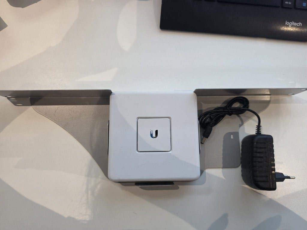 Ubiquiti UniFi Security Gateway USG + rackmount + voeding, Ophalen of Verzenden, Zo goed als nieuw, Router, Ubiquiti UniFi