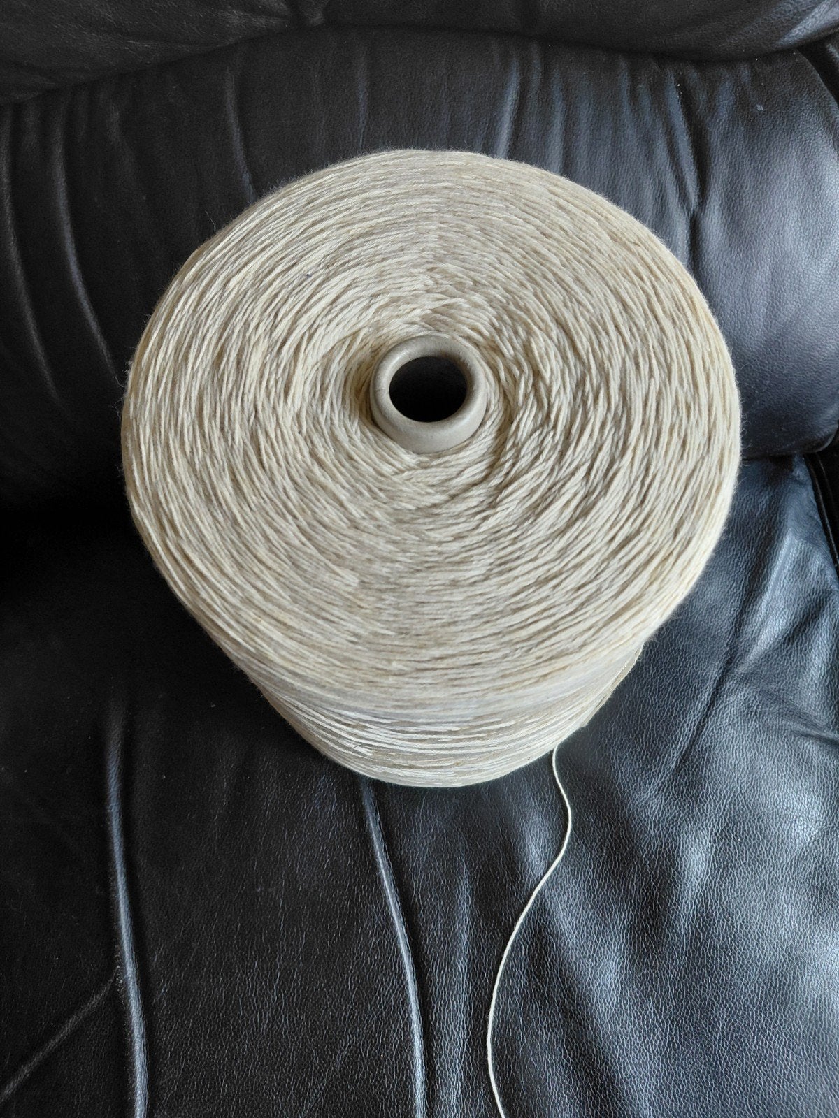 Grote spoel lichtbeige wol/garen, met hand niet te breken, Ophalen of Verzenden, Gebruikt, Breien of Haken, Wol of Garen