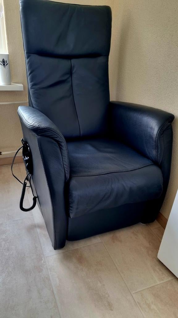 Sta op stoel  zwart leder, Huis en Inrichting, Fauteuils, Modern, Comfort, Ophalen of Verzenden, Zo goed als nieuw, 75 tot 100 cm