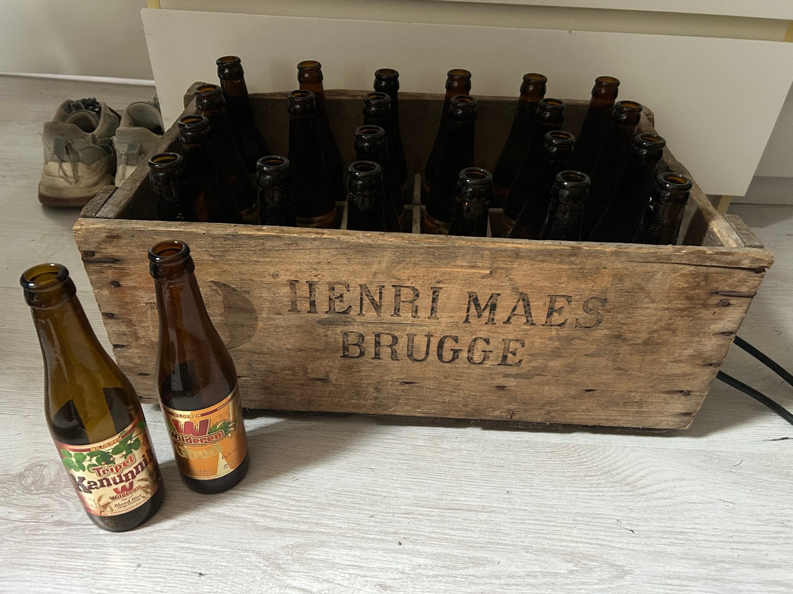 Vintage houten bierkrat Henri Maes Brugge met flessen, Ophalen
