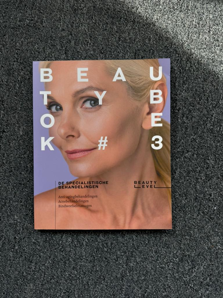 Beauty boek #3 de specialistische behandelingen, Boeken, Ophalen of Verzenden, Beta, MBO