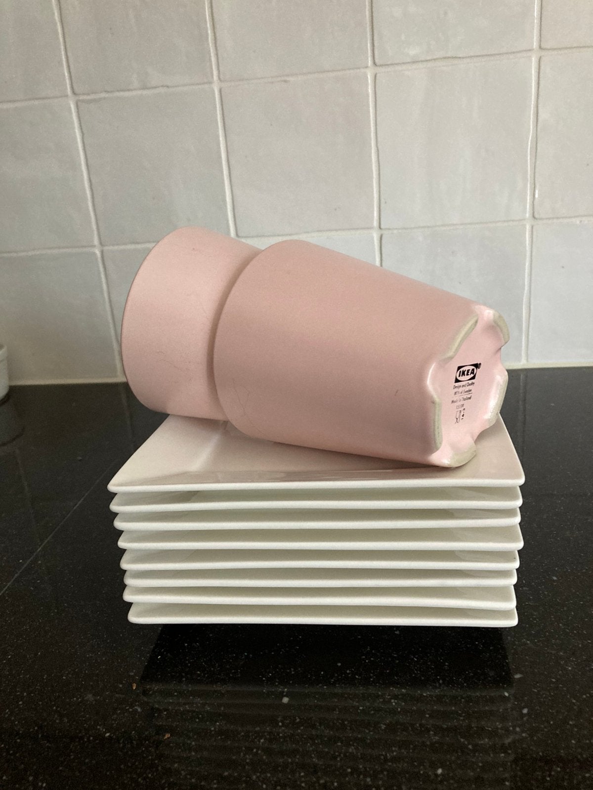 8 Gebaksbordjes vierkant en 2 Roze Bekers van IKEA, Huis en Inrichting, Ophalen of Verzenden, Zo goed als nieuw, Bord(en), Overige stijlen