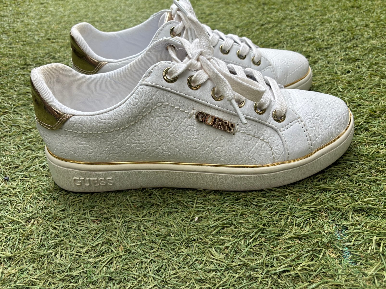Guess Beckie Sneakers maat 36 wit goud.ruilen tegen bosje💐, Ophalen, Meisje, Schoenen, Zo goed als nieuw
