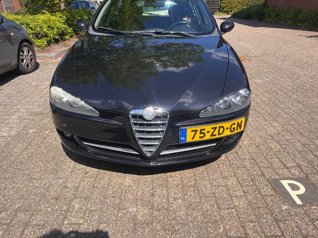 Alfa Romeo 147 1.6 T.spark 77KW 5DR  ‘08  Business APK 4/27, Voorwielaandrijving, 4 cilinders, 400 kg, Zwart
