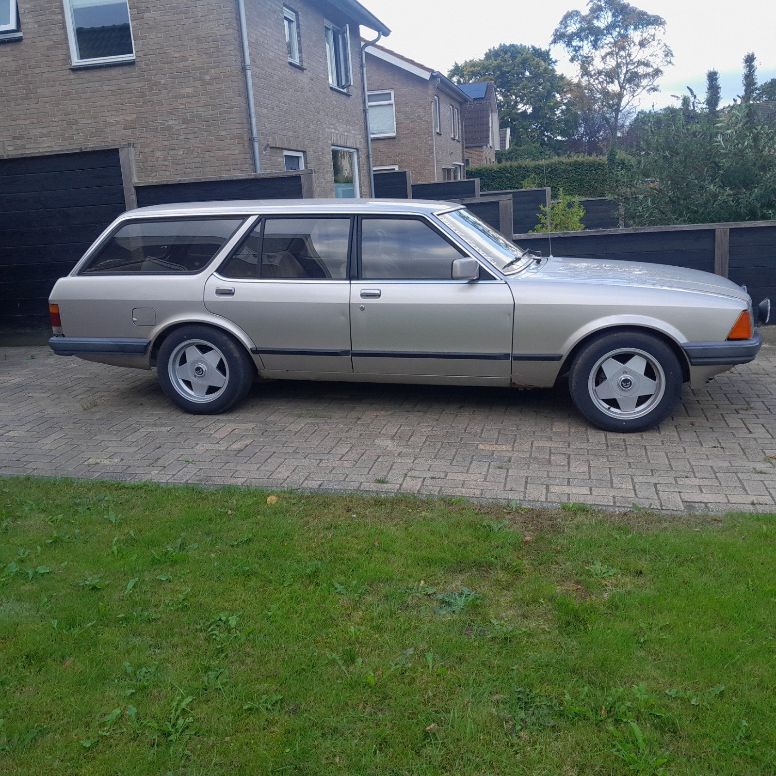 Ford Granada 2.0 L Savoy 1984 Bruin, 101 pk, 4 cilinders, Bruin, Origineel Nederlands