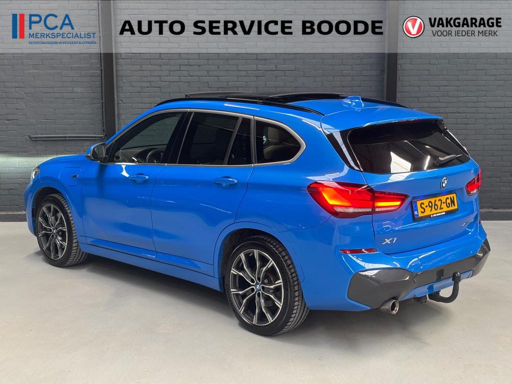 BMW X1 XDrive25e (220pk) PHEV M sport automaat - leer - schu, Auto's, BMW, 8 kWh, Gebruikt, Blauw, Bedrijf