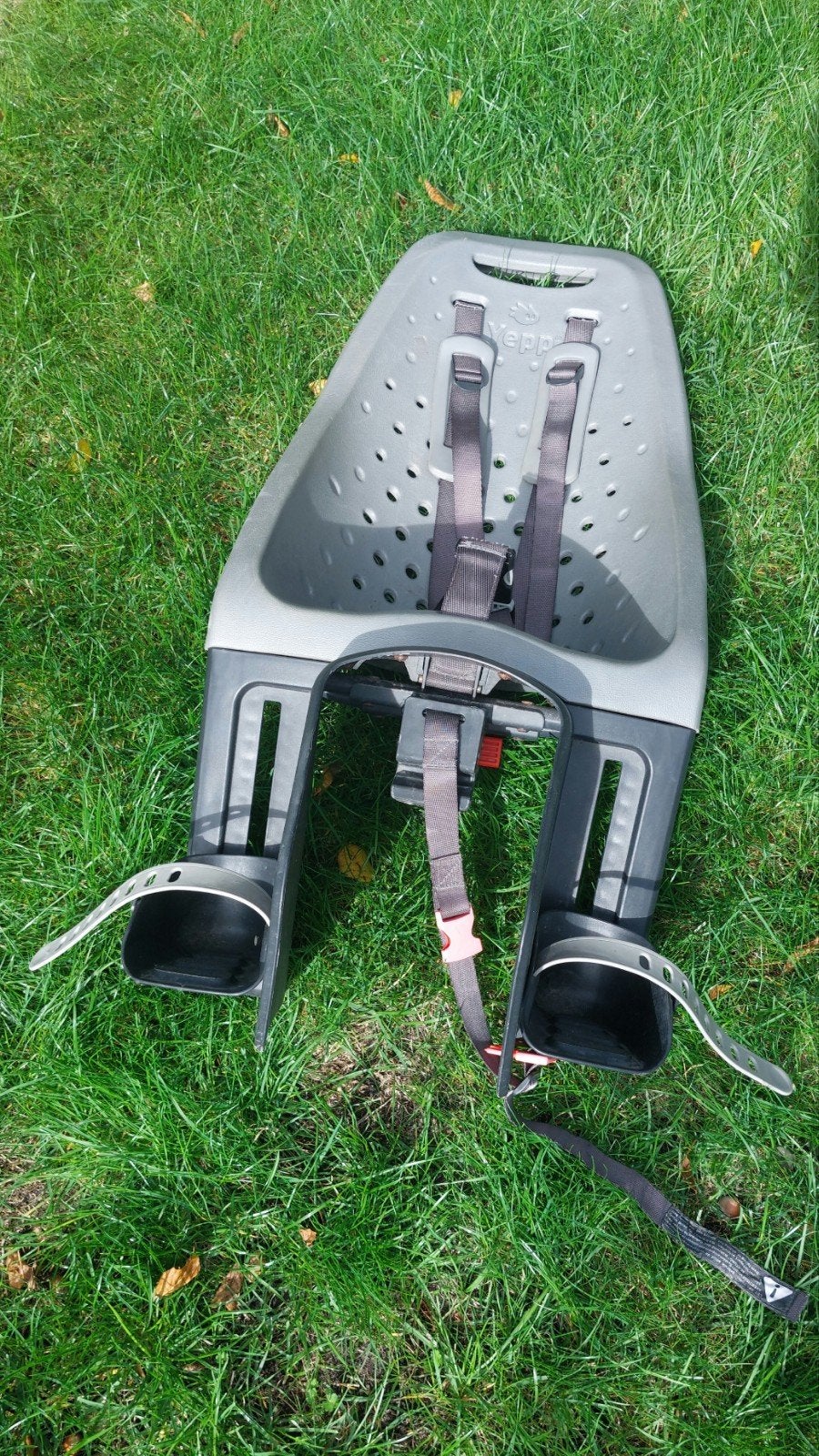 Yepp Achterzitje Grijs met Voetsteuntjes en adapter, Ophalen, Achterzitje, Yepp, 9 t/m 36 kg