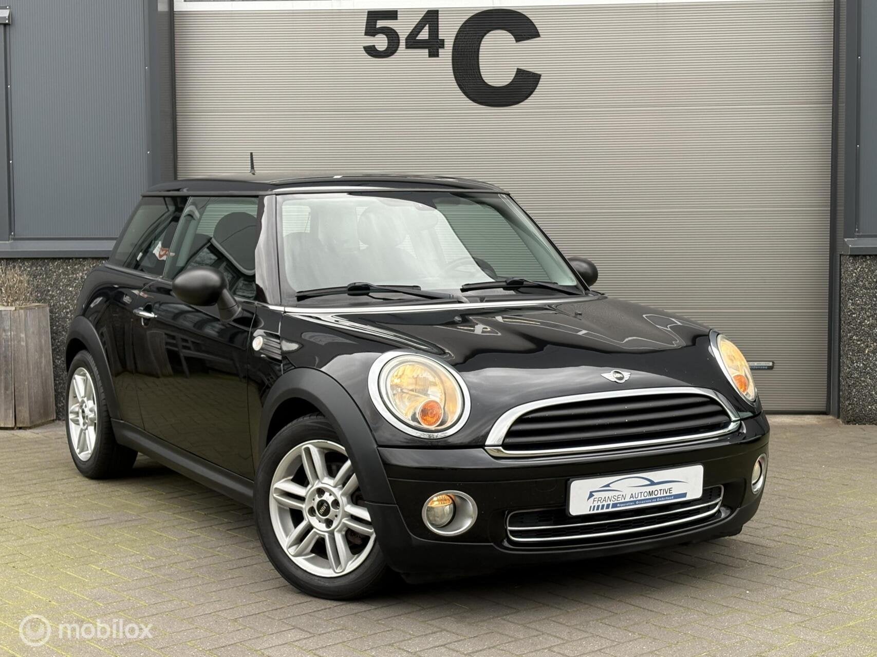 Mini Cooper one 1.6 zwart stoelverwarming/parkeer sensoren, Auto's, Mini, Voorwielaandrijving, Euro 5, Stof, Zwart