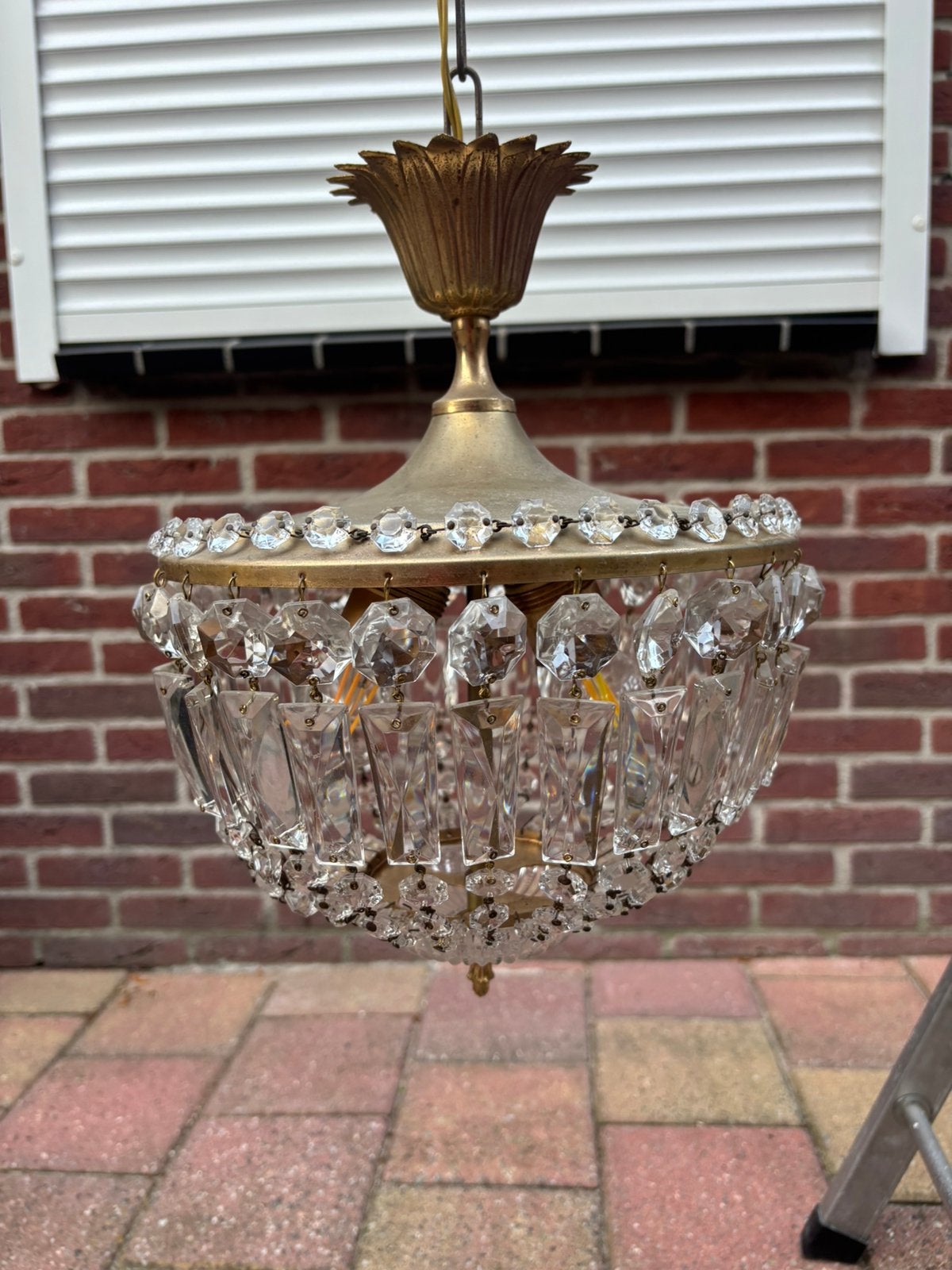 Vintage messing kroonluchtertje met kristallen pendels, Vintage messing kroonluchtertje met kristallen pendels en diamanten strengen