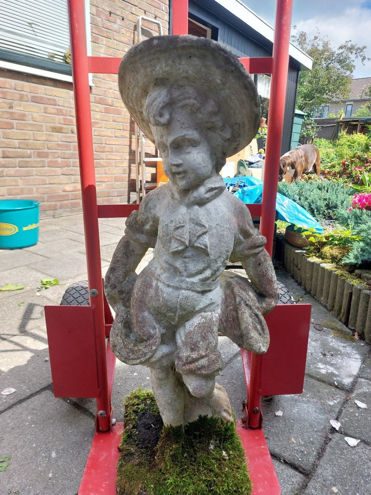 Vintage stenen tuinbeeld jongen met hoed, Ophalen of Verzenden, Gebruikt, Beton, Mensenbeeld