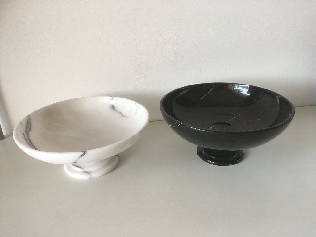 Onyx schaal zwart en wit rond op voet diameter 25 cm, Huis en Inrichting, Overige materialen, Op voet, Schaal, Rond