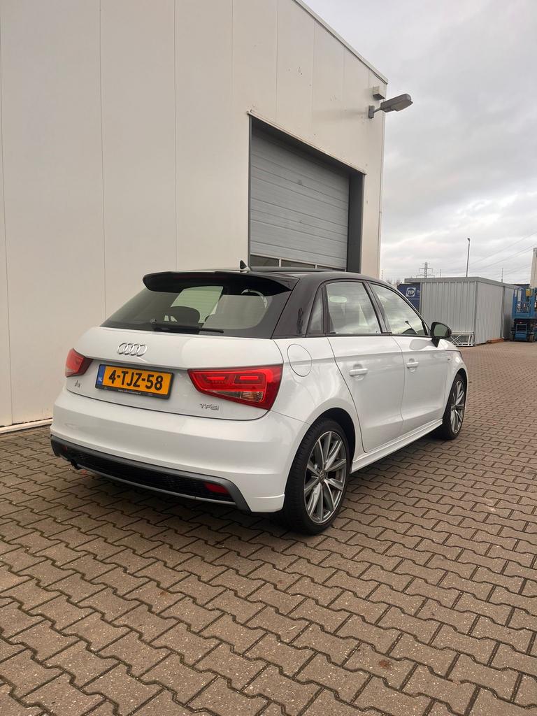 Audi A1 1.2 Tfsi 63KW SB 2014 Wit, Auto's, Voorwielaandrijving, 4 cilinders, Wit, Origineel Nederlands