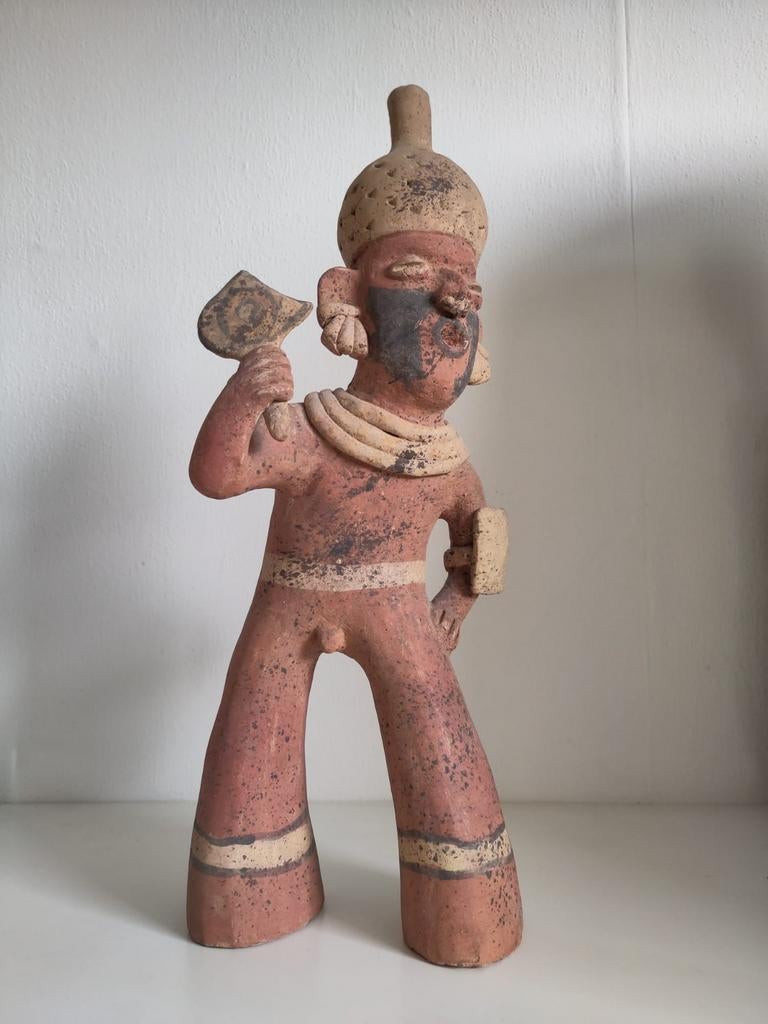 Aardewerk/stenen beeldje van een figuur met bijl, Antiek en Kunst, Ophalen of Verzenden
