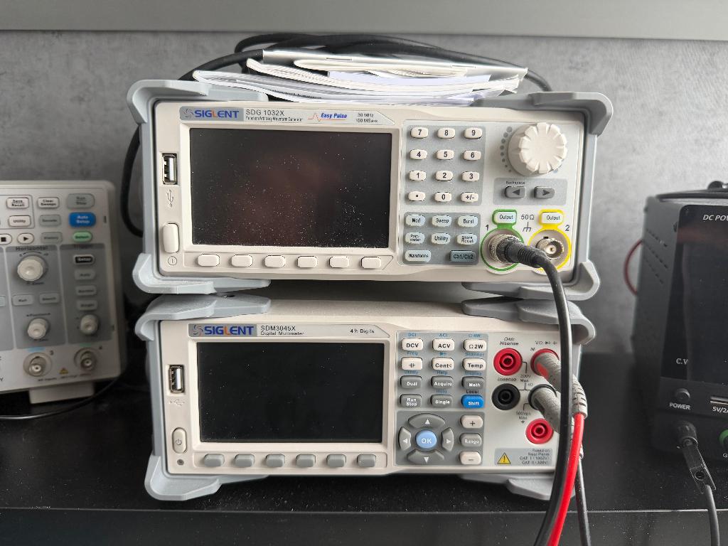 Siglent SDG1032X functiegenerator, Doe-het-zelf en Verbouw, Meetapparatuur, Ophalen of Verzenden, Zo goed als nieuw, Overige meters
