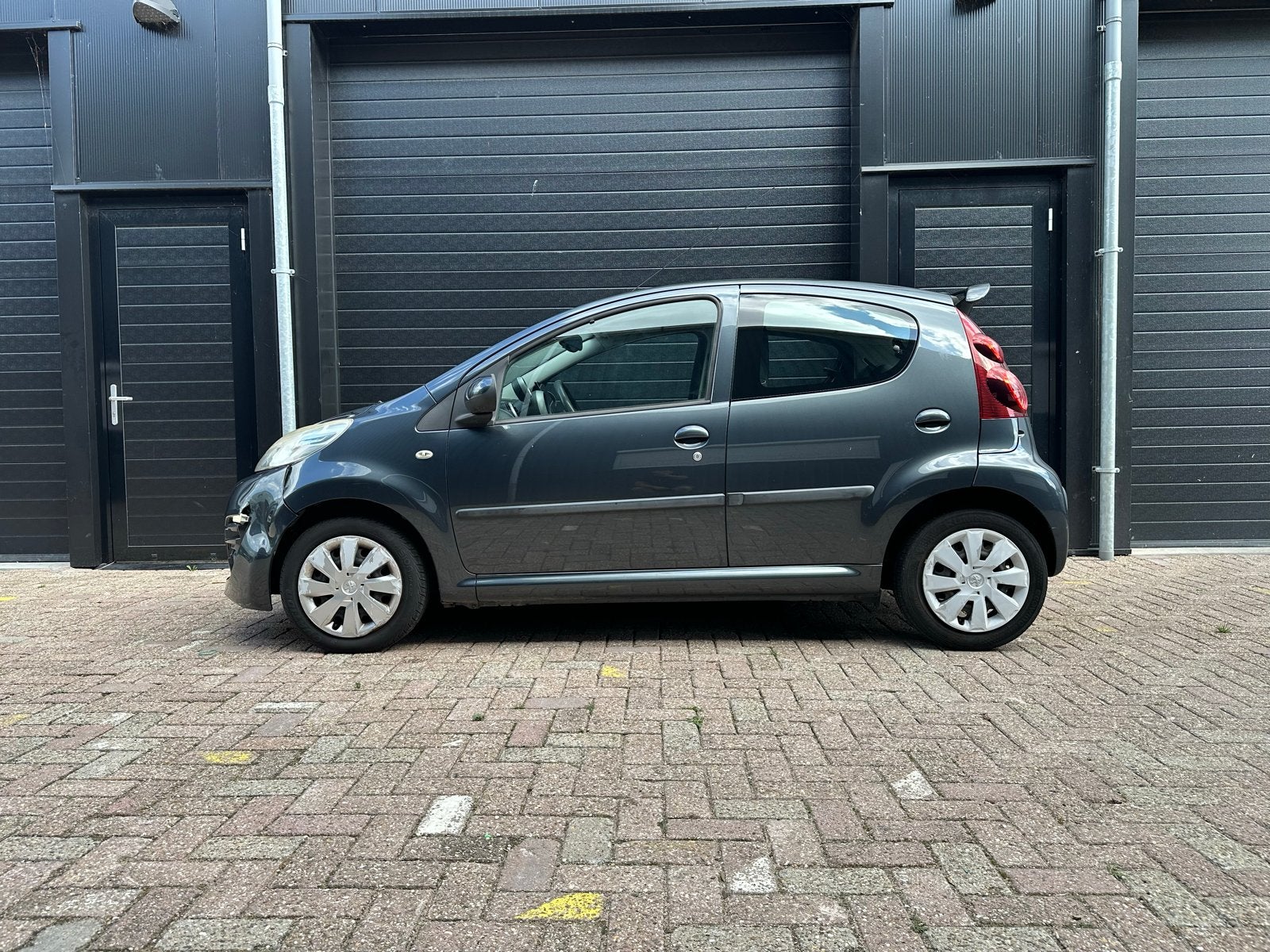 Peugeot 107 1.0 12V 5DR 2012 Grijs, Ophalen, Handgeschakeld, Zilver of Grijs, 998 cc