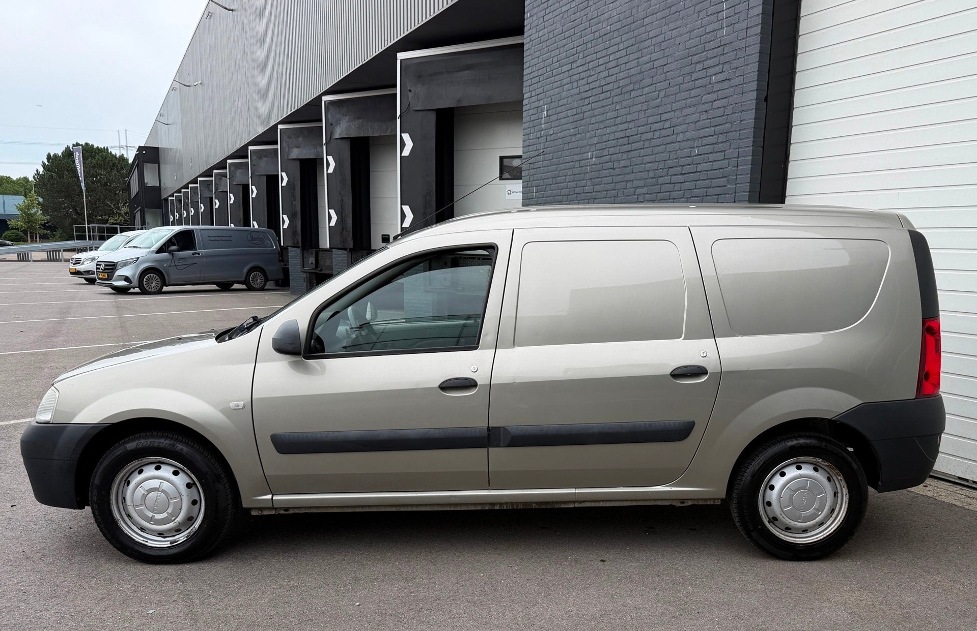 Dacia Logan 1.6 BENZINE/MARGE/BLUETOOTH/RIEMVV, Auto's, Bestelauto's, Euro 5, Stof, Gebruikt, Zwart