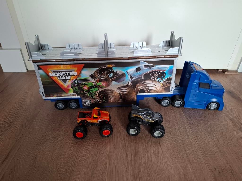 MonsterJam Hauler met 2 Monstertrucks., Kinderen en Baby's, Speelgoed | Speelgoedvoertuigen, Ophalen, Zo goed als nieuw