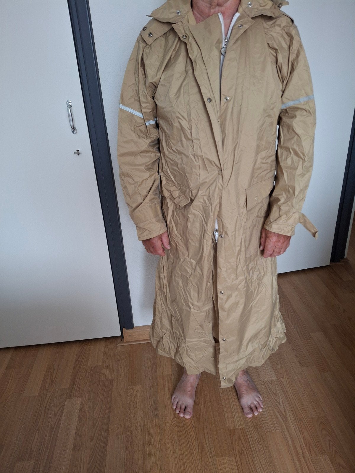 regenjas beige maat 42 merk is avento., Ophalen, Regenjas