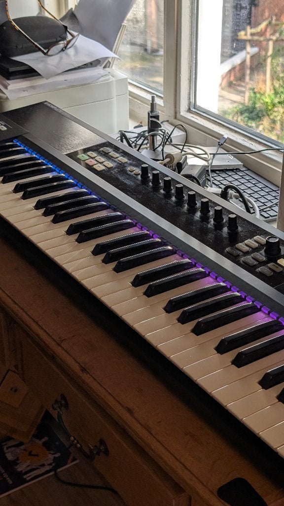 native instruments KOMPLETE KONTROL S61 met decksaver pedaal, Overige merken, 61 toetsen, Midi-aansluiting, Ophalen of Verzenden