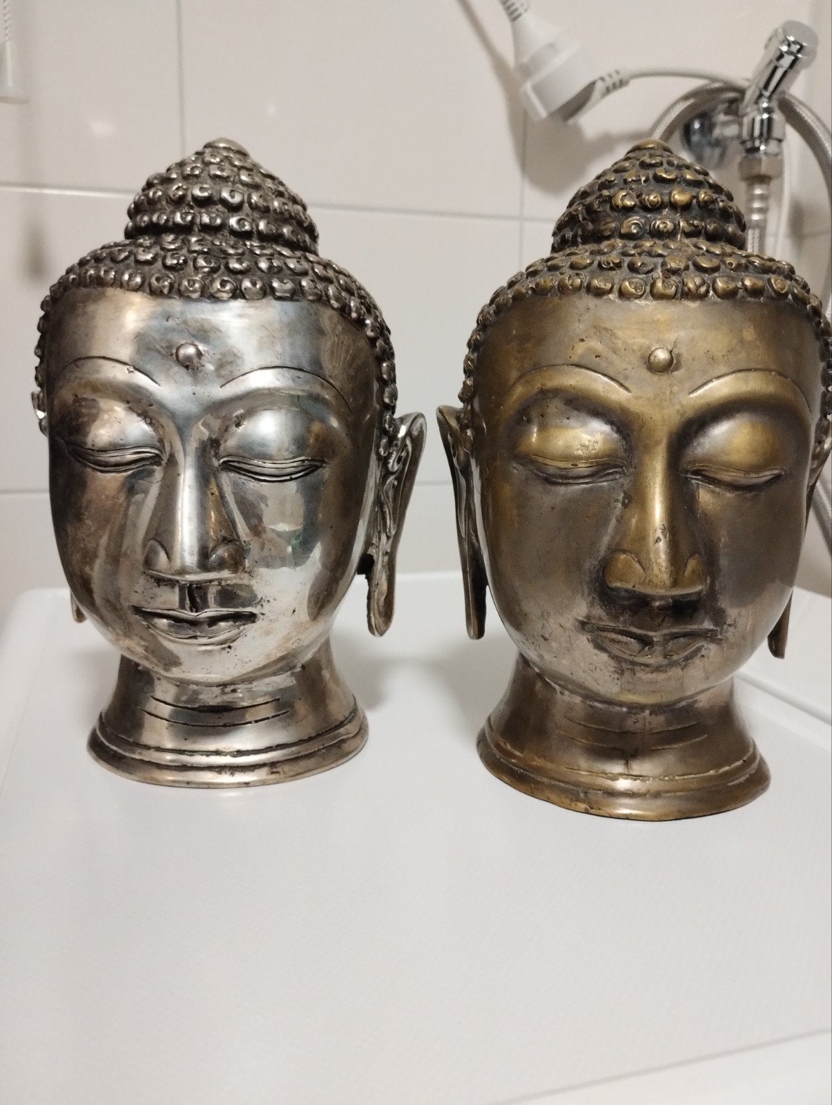 Twee oude verzilverd bronzen buddha hoofden, Ophalen of Verzenden