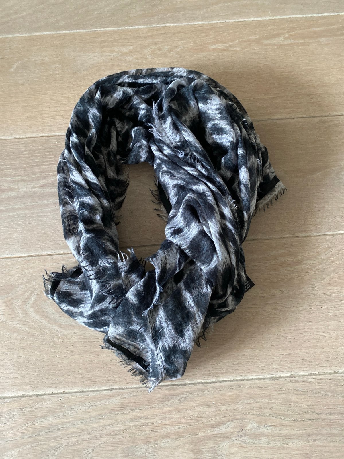 Zwarte en witte sjaal met luipaardprint
