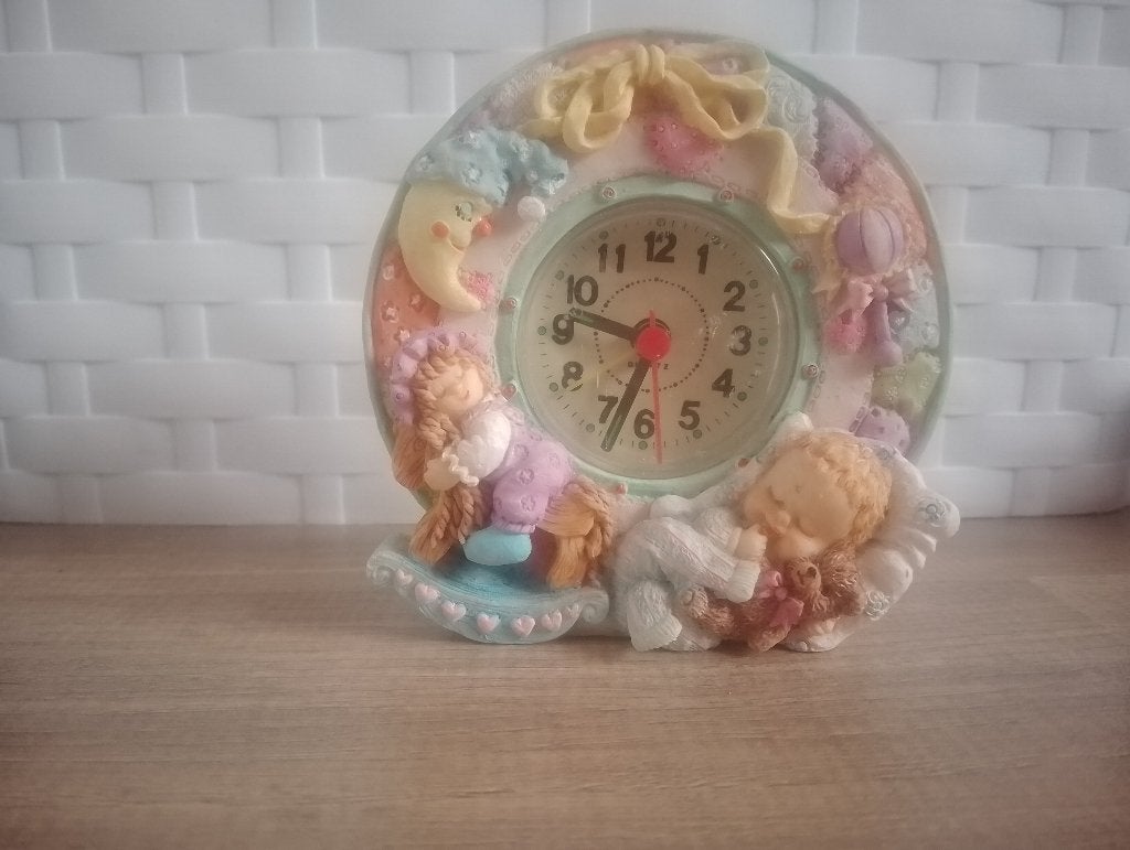 Klok met slapende babys, Ophalen of Verzenden, Zo goed als nieuw, Dier