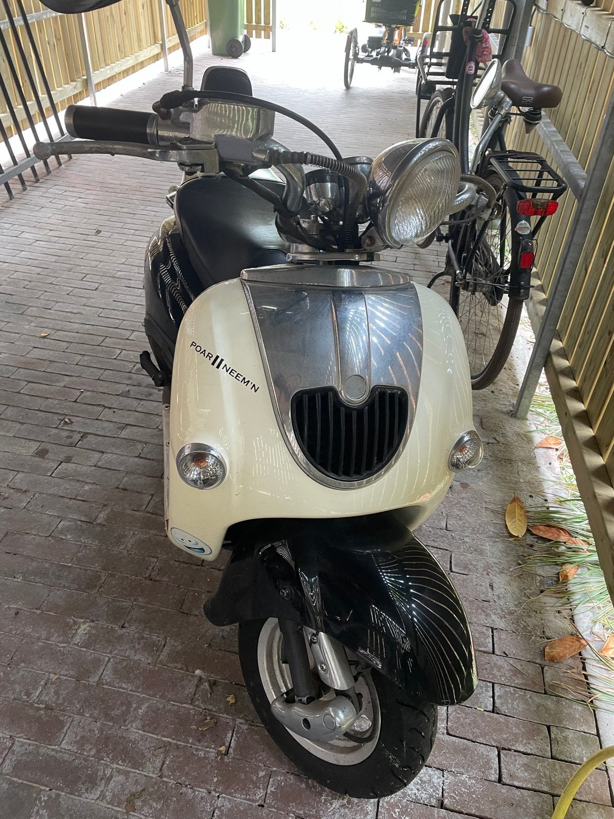 Figuratta Scooter - Zwart/Crème - Slechts 4123 km, Ophalen, Gebruikt, Benzine, Overige merken