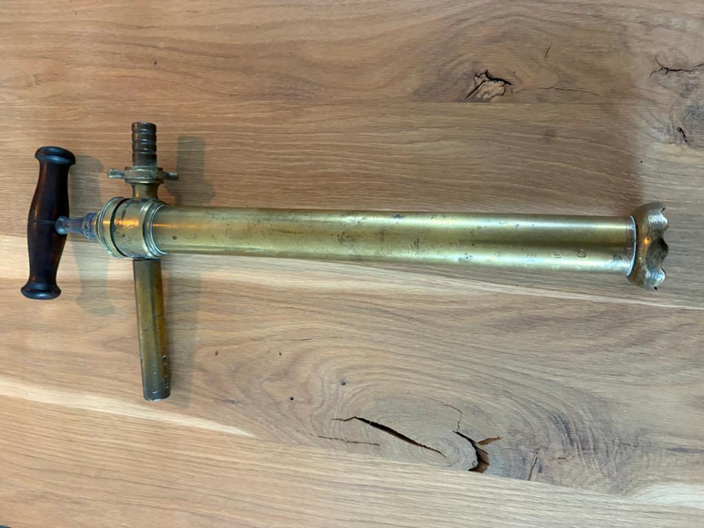 Antieke koperen lens pomp met houten handvat, Antiek en Kunst, Ophalen of Verzenden