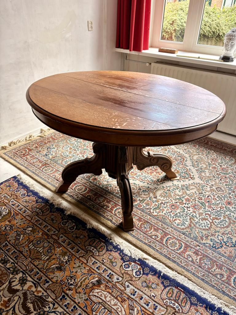 Ovale houten tafel met houtsnijwerk - 130x115 cm, Huis en Inrichting, Tafels | Eettafels, Ophalen, Gebruikt, Vijf personen of meer