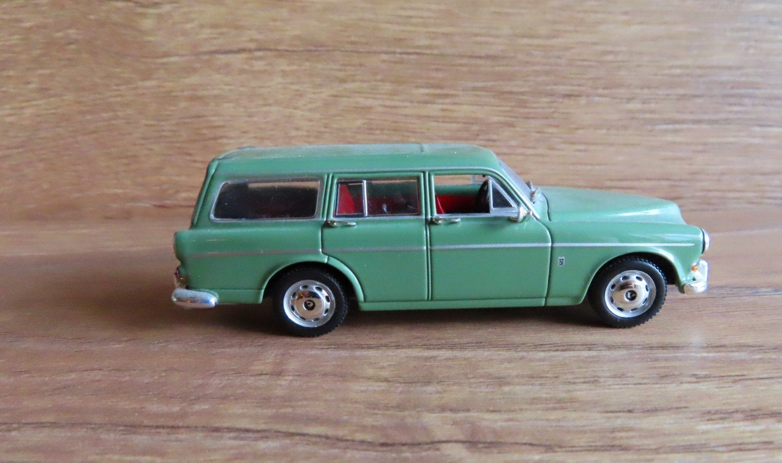 Te koop: VOLVO AMAZON COMBI GROEN MINICHAMPS 1:43, Ophalen of Verzenden, Zo goed als nieuw, Auto, MiniChamps